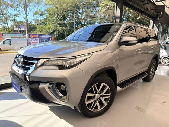 TOYOTA HILUX SW4 2.8 SRX 4X4 7 LUGARES 16V TURBO INTERCOOLER DIESEL 4P AUTOMÁTICO